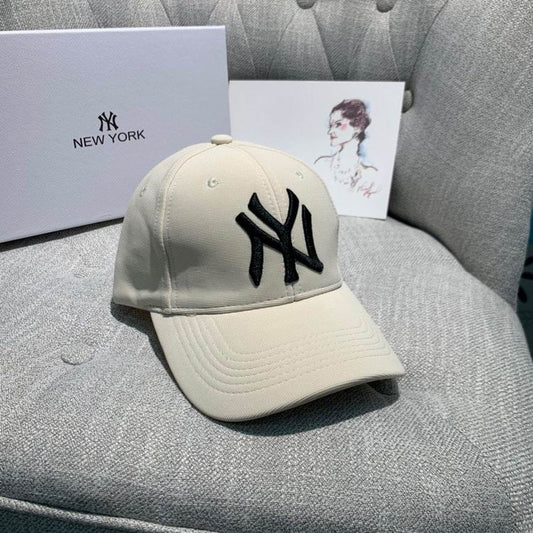 Les casquettes New Era unisexe sont une référence.

 incontournable pour ceux qui recherchent un accessoire à la fois tendance et fonctionnel.

En plus, leur design emblématique, associé à des matériaux de qualité.