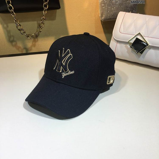 Les casquettes New Era unisexe sont une référence.

 incontournable pour ceux qui recherchent un accessoire à la fois tendance et fonctionnel.

En plus, leur design emblématique, associé à des matériaux de qualité.