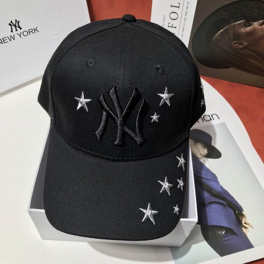 Les casquettes New Era unisexe sont une référence.

 incontournable pour ceux qui recherchent un accessoire à la fois tendance et fonctionnel.

En plus, leur design emblématique, associé à des matériaux de qualité.