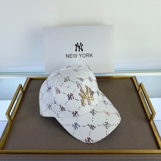 Les casquettes New Era unisexe sont une référence incontournable pour ceux qui recherchent un accessoire à la fois tendance et fonctionnel.