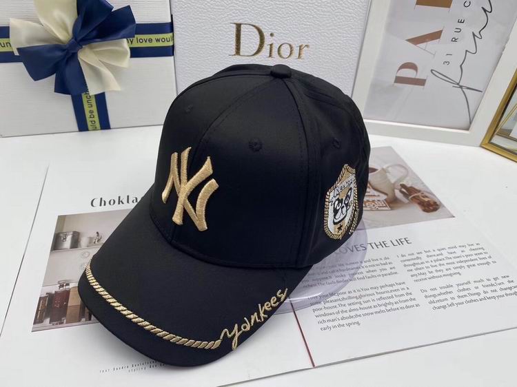 Les casquettes New Era unisexe sont une référence.

 incontournable pour ceux qui recherchent un accessoire à la fois tendance et fonctionnel.

En plus, leur design emblématique, associé à des matériaux de qualité.