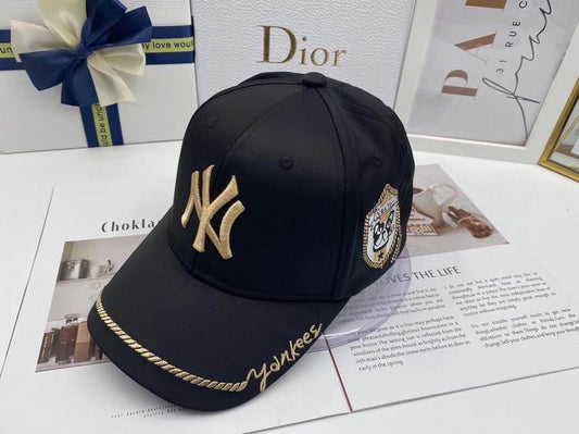 Les casquettes New Era unisexe sont une référence.

 incontournable pour ceux qui recherchent un accessoire à la fois tendance et fonctionnel.

En plus, leur design emblématique, associé à des matériaux de qualité.