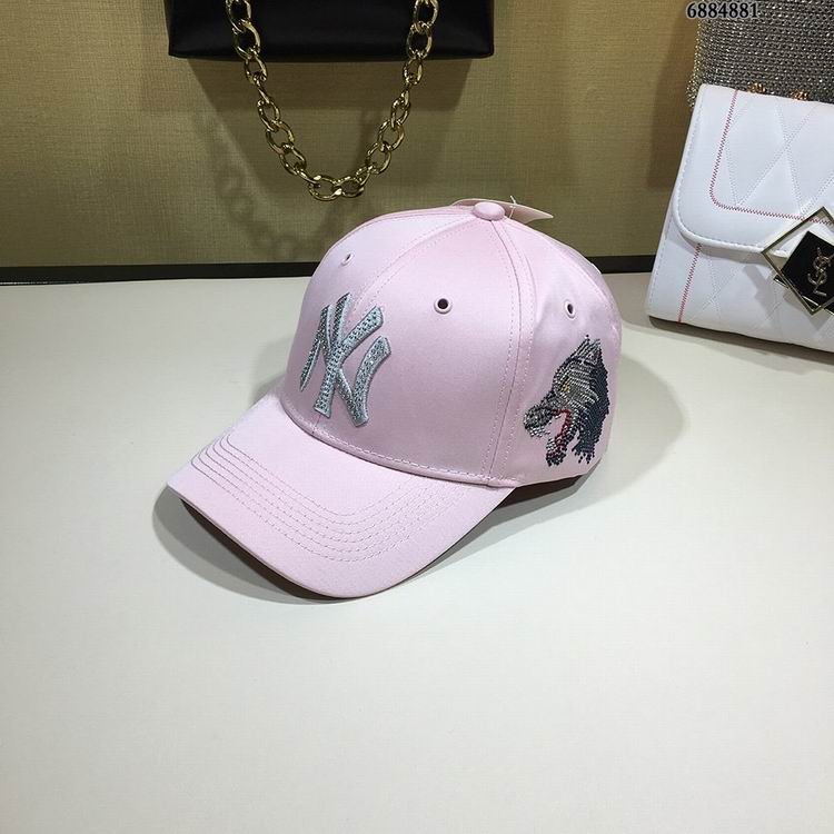 Les casquettes New Era unisexe sont une référence.

 incontournable pour ceux qui recherchent un accessoire à la fois tendance et fonctionnel.

En plus, leur design emblématique, associé à des matériaux de qualité.