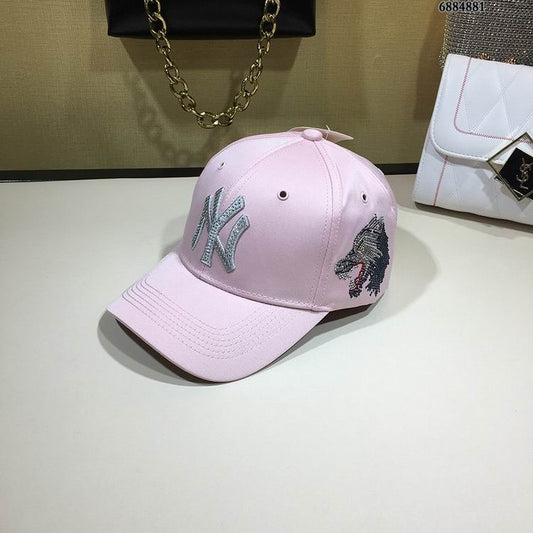 Les casquettes New Era unisexe sont une référence.

 incontournable pour ceux qui recherchent un accessoire à la fois tendance et fonctionnel.

En plus, leur design emblématique, associé à des matériaux de qualité.