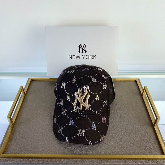 Les casquettes New Era unisexe sont une référence.

 incontournable pour ceux qui recherchent un accessoire à la fois tendance et fonctionnel.

En plus, leur design emblématique, associé à des matériaux de qualité.