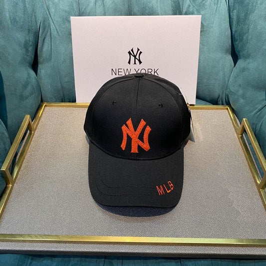 Les casquettes New Era unisexe sont une référence.

 incontournable pour ceux qui recherchent un accessoire à la fois tendance et fonctionnel.

En plus, leur design emblématique, associé à des matériaux de qualité.