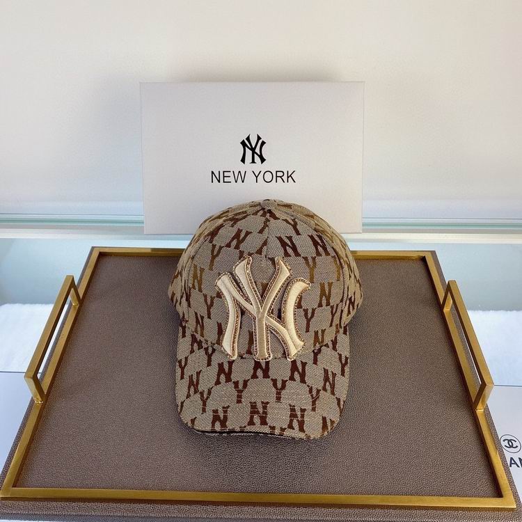 Les casquettes New Era unisexe sont une référence.

 incontournable pour ceux qui recherchent un accessoire à la fois tendance et fonctionnel.

En plus, leur design emblématique, associé à des matériaux de qualité.