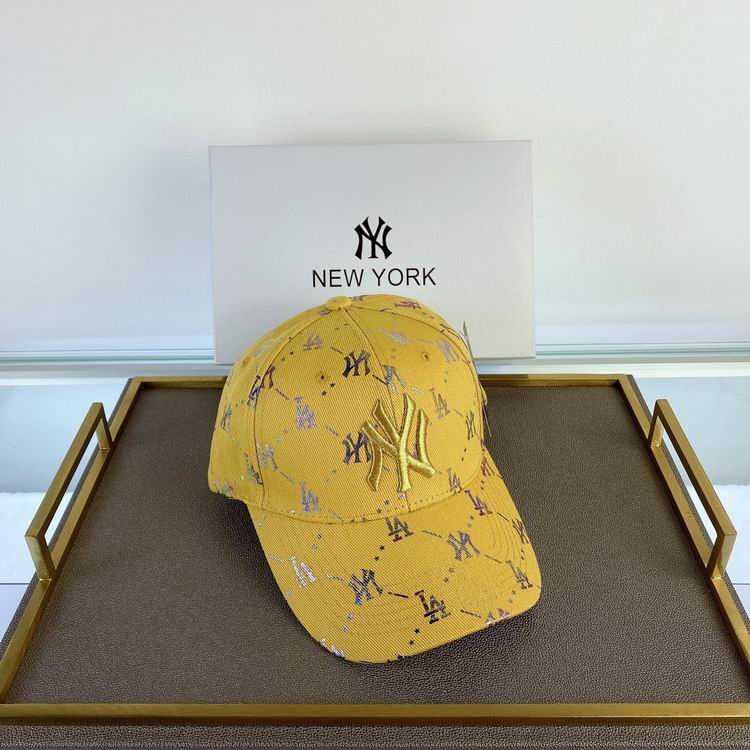 Les casquettes New Era unisexe sont une référence.

 incontournable pour ceux qui recherchent un accessoire à la fois tendance et fonctionnel.

En plus, leur design emblématique, associé à des matériaux de qualité.