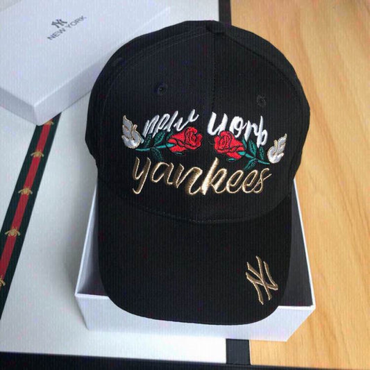 Les casquettes New Era unisexe sont une référence.

 incontournable pour ceux qui recherchent un accessoire à la fois tendance et fonctionnel.

En plus, leur design emblématique, associé à des matériaux de qualité.