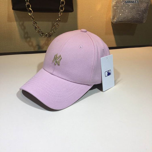 Les casquettes New Era unisexe sont une référence.

 incontournable pour ceux qui recherchent un accessoire à la fois tendance et fonctionnel.

En plus, leur design emblématique, associé à des matériaux de qualité.