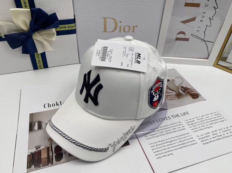 Les casquettes New Era unisexe sont une référence.

 incontournable pour ceux qui recherchent un accessoire à la fois tendance et fonctionnel.

En plus, leur design emblématique, associé à des matériaux de qualité.