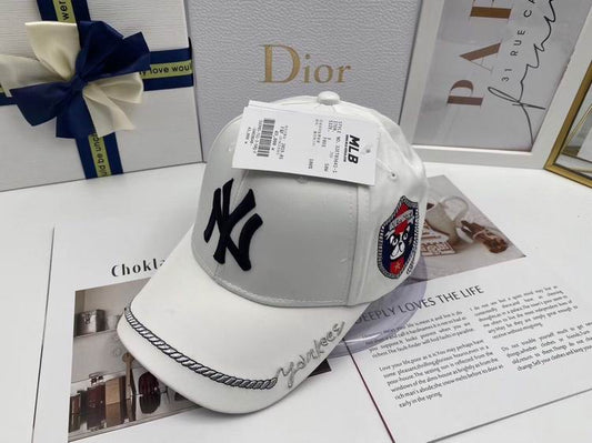 Les casquettes New Era unisexe sont une référence.

 incontournable pour ceux qui recherchent un accessoire à la fois tendance et fonctionnel.

En plus, leur design emblématique, associé à des matériaux de qualité.