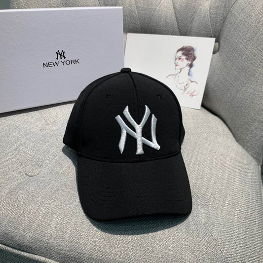Les casquettes New Era unisexe sont une référence.

 incontournable pour ceux qui recherchent un accessoire à la fois tendance et fonctionnel.

En plus, leur design emblématique, associé à des matériaux de qualité.