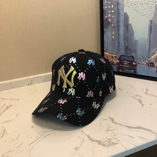 Les casquettes New Era unisexe sont une référence.

 incontournable pour ceux qui recherchent un accessoire à la fois tendance et fonctionnel.

En plus, leur design emblématique, associé à des matériaux de qualité.