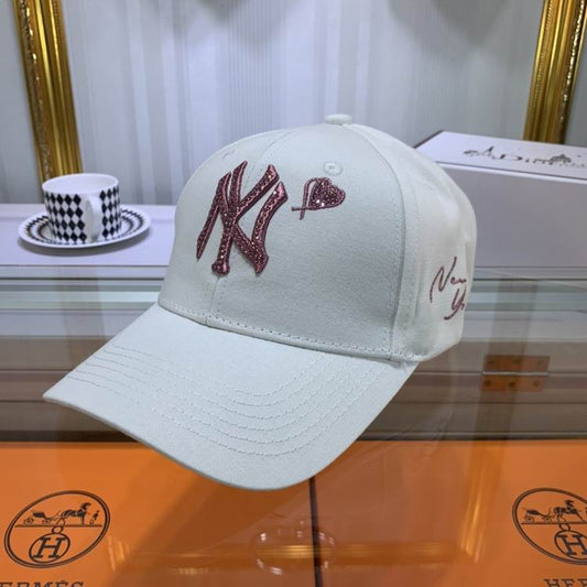 Les casquettes New Era unisexe sont une référence.

 incontournable pour ceux qui recherchent un accessoire à la fois tendance et fonctionnel.

En plus, leur design emblématique, associé à des matériaux de qualité.