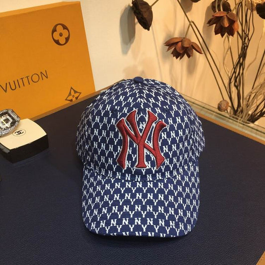 Les casquettes New Era unisexe sont une référence.

 incontournable pour ceux qui recherchent un accessoire à la fois tendance et fonctionnel.

En plus, leur design emblématique, associé à des matériaux de qualité.