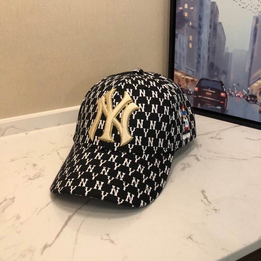 Les casquettes New Era unisexe sont une référence.

 incontournable pour ceux qui recherchent un accessoire à la fois tendance et fonctionnel.

En plus, leur design emblématique, associé à des matériaux de qualité.