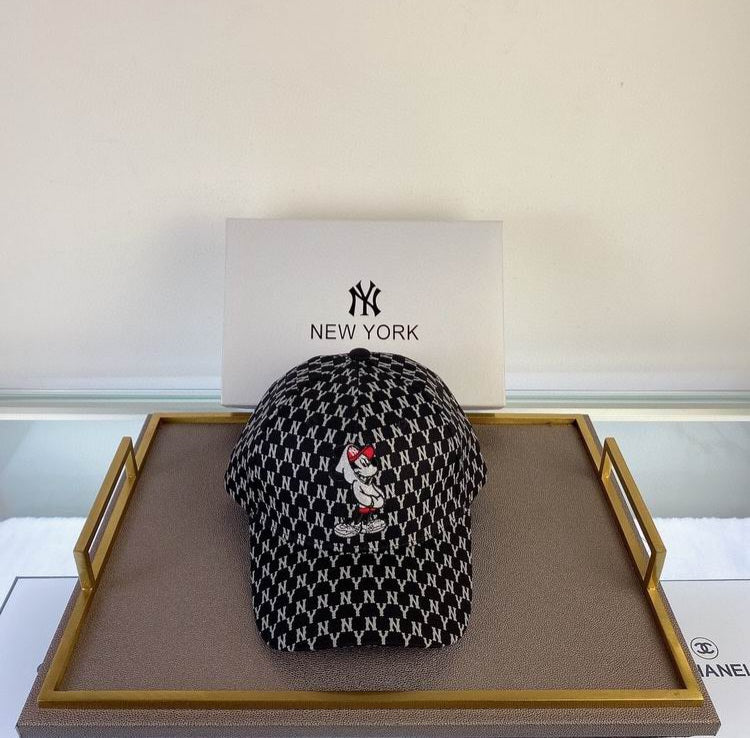 Les casquettes New Era unisexe sont une référence.

 incontournable pour ceux qui recherchent un accessoire à la fois tendance et fonctionnel.

En plus, leur design emblématique, associé à des matériaux de qualité.