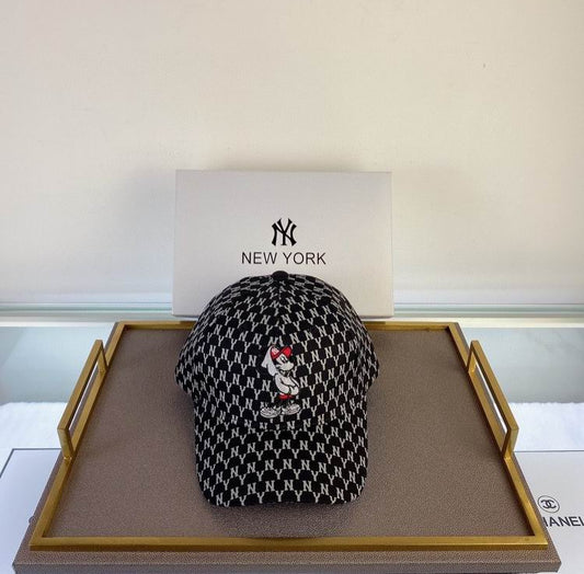 Les casquettes New Era unisexe sont une référence.

 incontournable pour ceux qui recherchent un accessoire à la fois tendance et fonctionnel.

En plus, leur design emblématique, associé à des matériaux de qualité.