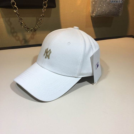 Les casquettes New Era unisexe sont une référence.

 incontournable pour ceux qui recherchent un accessoire à la fois tendance et fonctionnel.

En plus, leur design emblématique, associé à des matériaux de qualité.