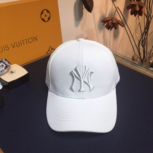 Les casquettes New Era unisexe sont une référence.

 incontournable pour ceux qui recherchent un accessoire à la fois tendance et fonctionnel.

En plus, leur design emblématique, associé à des matériaux de qualité.