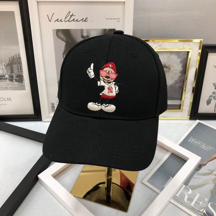 Les casquettes New Era unisexe sont une référence.

 incontournable pour ceux qui recherchent un accessoire à la fois tendance et fonctionnel.

En plus, leur design emblématique, associé à des matériaux de qualité.