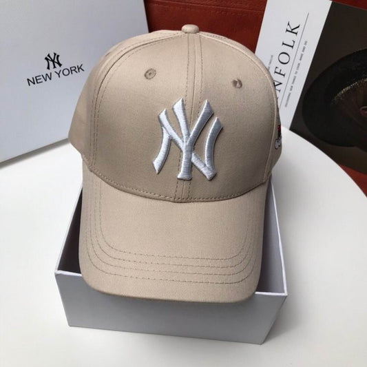 Les casquettes New Era unisexe sont une référence.

 incontournable pour ceux qui recherchent un accessoire à la fois tendance et fonctionnel.

En plus, leur design emblématique, associé à des matériaux de qualité.