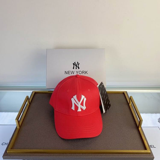 Les casquettes New Era unisexe sont une référence.

 incontournable pour ceux qui recherchent un accessoire à la fois tendance et fonctionnel.

En plus, leur design emblématique, associé à des matériaux de qualité.