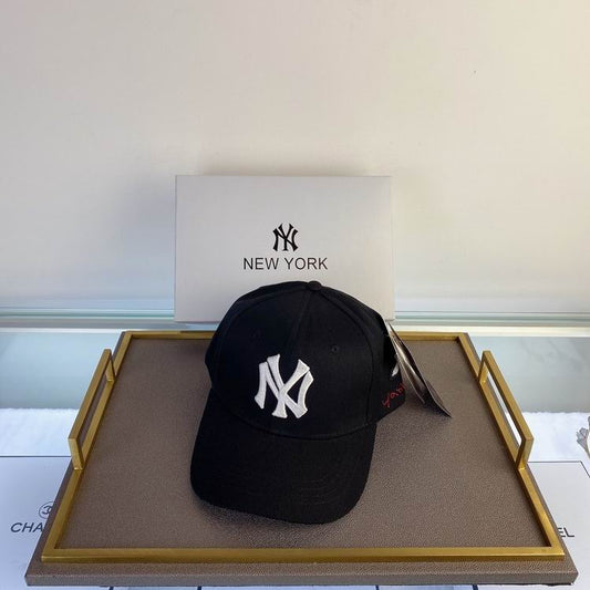 Les casquettes New Era unisexe sont une référence.

 incontournable pour ceux qui recherchent un accessoire à la fois tendance et fonctionnel.

En plus, leur design emblématique, associé à des matériaux de qualité.