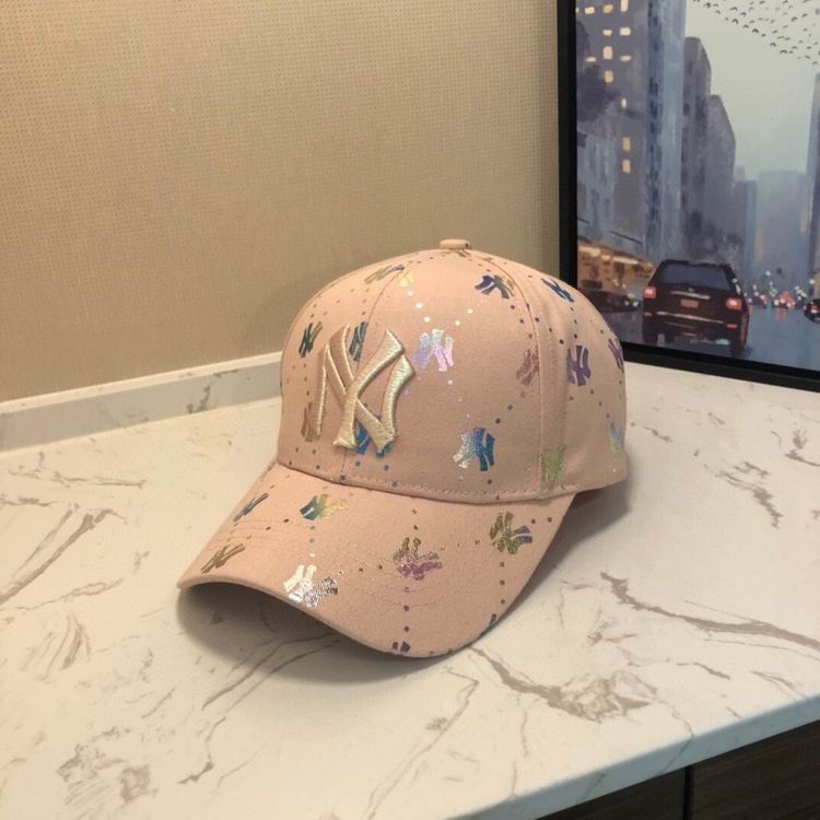 Les casquettes New Era unisexe sont une référence.

 incontournable pour ceux qui recherchent un accessoire à la fois tendance et fonctionnel.

En plus, leur design emblématique, associé à des matériaux de qualité.