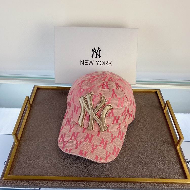 Les casquettes New Era unisexe sont une référence.

 incontournable pour ceux qui recherchent un accessoire à la fois tendance et fonctionnel.

En plus, leur design emblématique, associé à des matériaux de qualité.