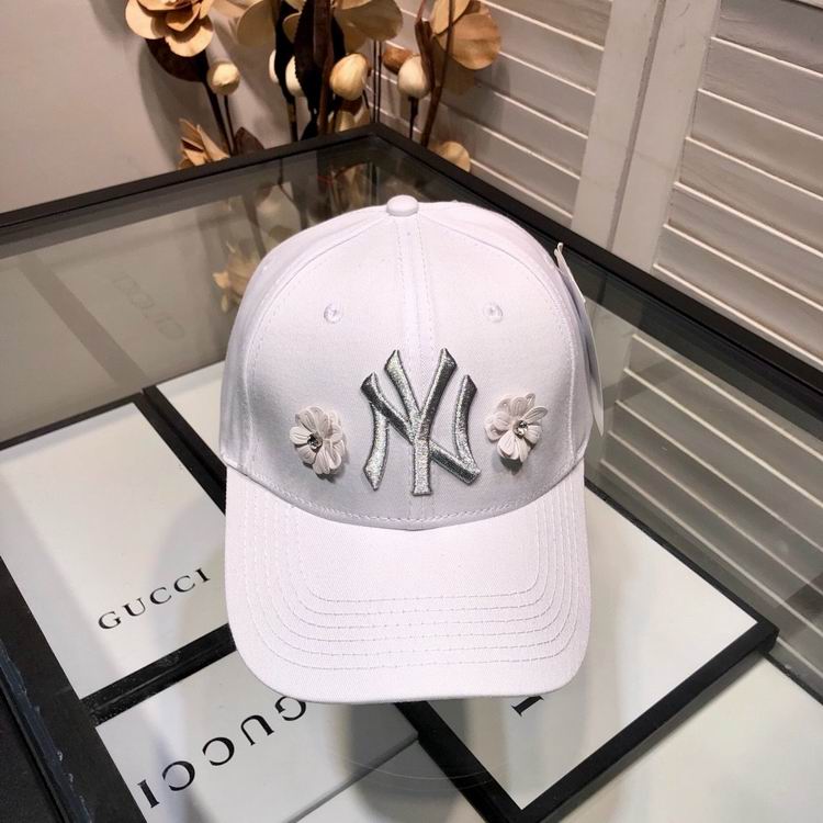 Les casquettes New Era unisexe sont une référence.

 incontournable pour ceux qui recherchent un accessoire à la fois tendance et fonctionnel.

En plus, leur design emblématique, associé à des matériaux de qualité.