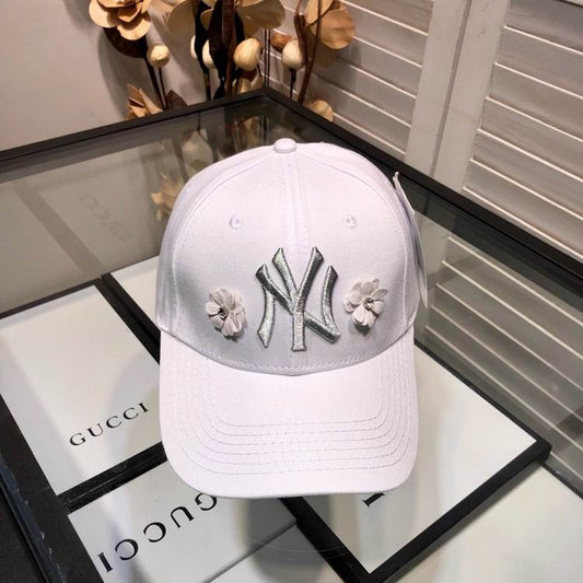 Les casquettes New Era unisexe sont une référence.

 incontournable pour ceux qui recherchent un accessoire à la fois tendance et fonctionnel.

En plus, leur design emblématique, associé à des matériaux de qualité.