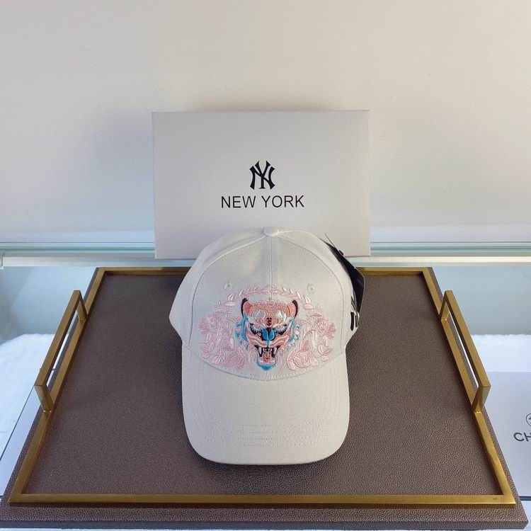 Les casquettes New Era unisexe sont une référence.

 incontournable pour ceux qui recherchent un accessoire à la fois tendance et fonctionnel.

En plus, leur design emblématique, associé à des matériaux de qualité.