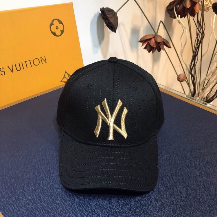 Les casquettes New Era unisexe sont une référence.

 incontournable pour ceux qui recherchent un accessoire à la fois tendance et fonctionnel.

En plus, leur design emblématique, associé à des matériaux de qualité.