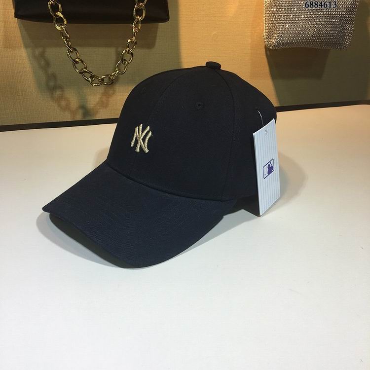 Les casquettes New Era unisexe sont une référence.

 incontournable pour ceux qui recherchent un accessoire à la fois tendance et fonctionnel.

En plus, leur design emblématique, associé à des matériaux de qualité.