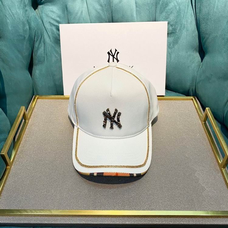 Les casquettes New Era unisexe sont une référence.

 incontournable pour ceux qui recherchent un accessoire à la fois tendance et fonctionnel.

En plus, leur design emblématique, associé à des matériaux de qualité.