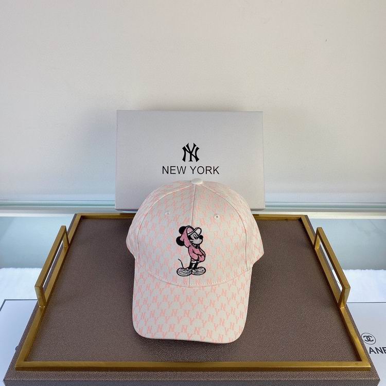 Les casquettes New Era unisexe sont une référence.

 incontournable pour ceux qui recherchent un accessoire à la fois tendance et fonctionnel.

En plus, leur design emblématique, associé à des matériaux de qualité.