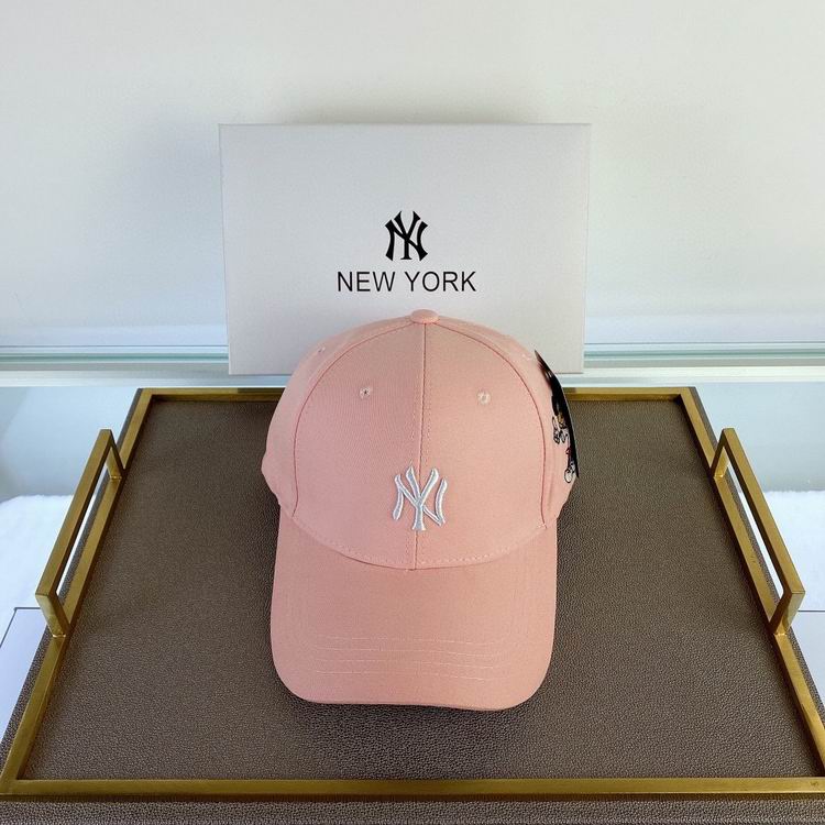 Les casquettes New Era unisexe sont une référence.

 incontournable pour ceux qui recherchent un accessoire à la fois tendance et fonctionnel.

En plus, leur design emblématique, associé à des matériaux de qualité.