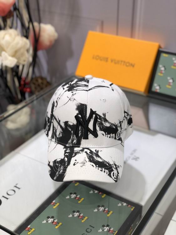 Les casquettes New Era unisexe sont une référence.

 incontournable pour ceux qui recherchent un accessoire à la fois tendance et fonctionnel.

En plus, leur design emblématique, associé à des matériaux de qualité.