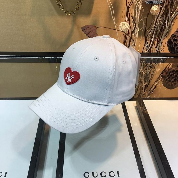 Les casquettes New Era unisexe sont une référence.

 incontournable pour ceux qui recherchent un accessoire à la fois tendance et fonctionnel.

En plus, leur design emblématique, associé à des matériaux de qualité.