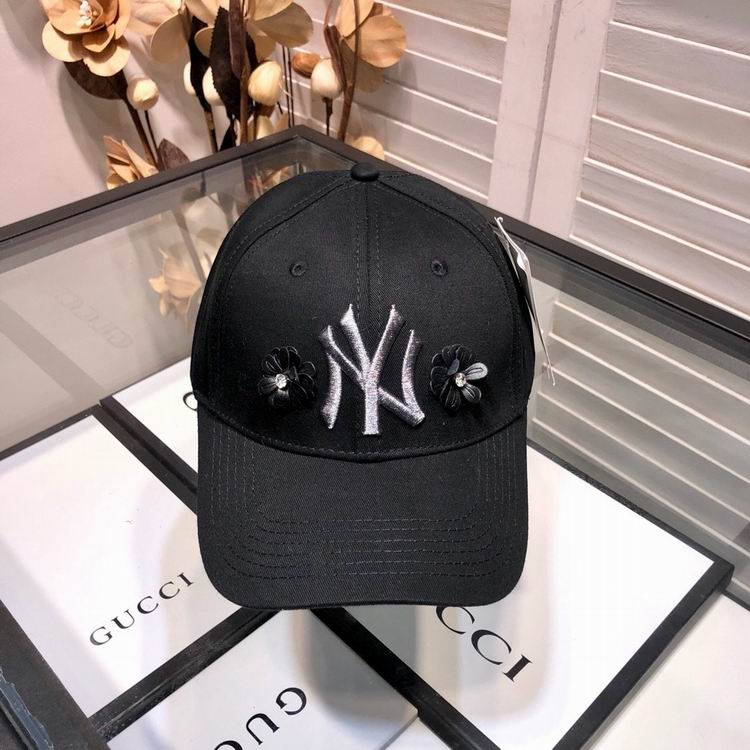 Les casquettes New Era unisexe sont une référence.

 incontournable pour ceux qui recherchent un accessoire à la fois tendance et fonctionnel.

En plus, leur design emblématique, associé à des matériaux de qualité.