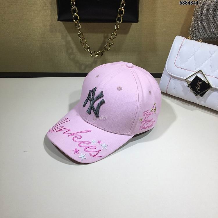 Les casquettes New Era unisexe sont une référence.

 incontournable pour ceux qui recherchent un accessoire à la fois tendance et fonctionnel.

En plus, leur design emblématique, associé à des matériaux de qualité.