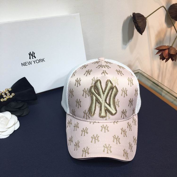 Les casquettes New Era unisexe sont une référence.

 incontournable pour ceux qui recherchent un accessoire à la fois tendance et fonctionnel.

En plus, leur design emblématique, associé à des matériaux de qualité.