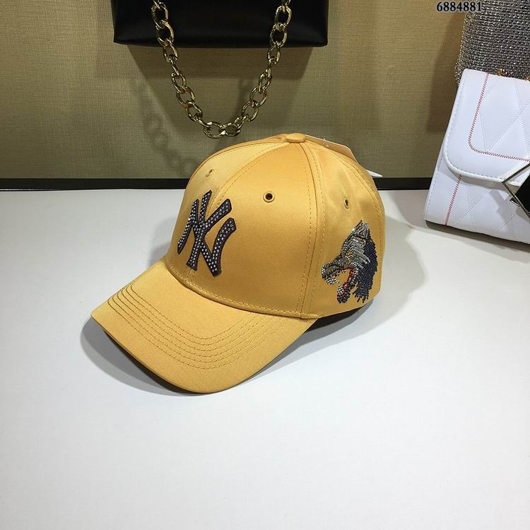 Les casquettes New Era unisexe sont une référence.

 incontournable pour ceux qui recherchent un accessoire à la fois tendance et fonctionnel.

En plus, leur design emblématique, associé à des matériaux de qualité.