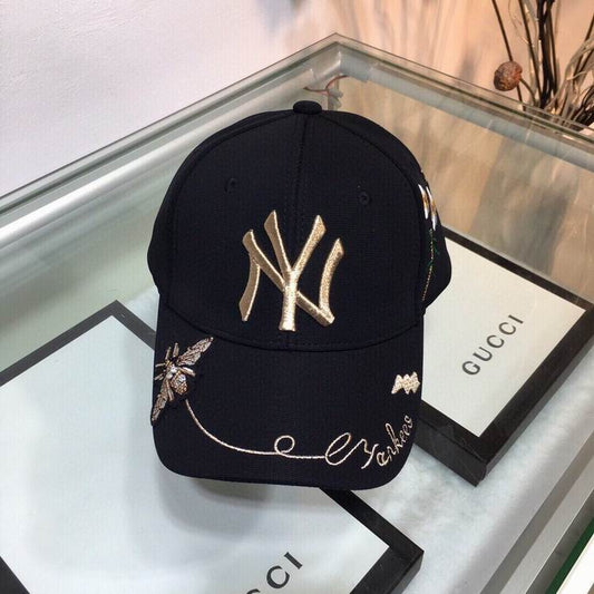 Les casquettes New Era unisexe sont une référence.

 incontournable pour ceux qui recherchent un accessoire à la fois tendance et fonctionnel.

En plus, leur design emblématique, associé à des matériaux de qualité.