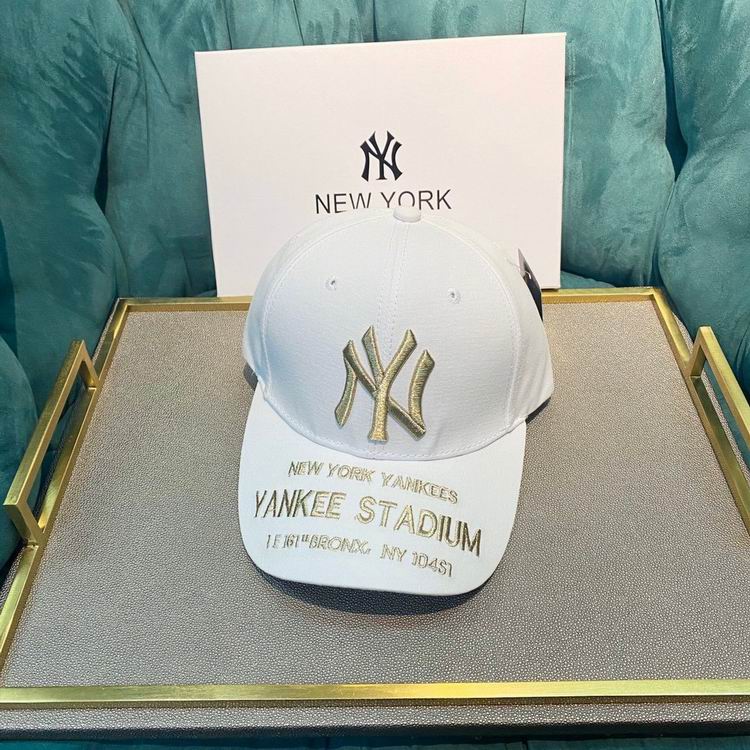 Les casquettes New Era unisexe sont une référence.

 incontournable pour ceux qui recherchent un accessoire à la fois tendance et fonctionnel.

En plus, leur design emblématique, associé à des matériaux de qualité.