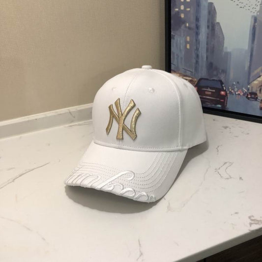 Les casquettes New Era unisexe sont une référence.

 incontournable pour ceux qui recherchent un accessoire à la fois tendance et fonctionnel.

En plus, leur design emblématique, associé à des matériaux de qualité.