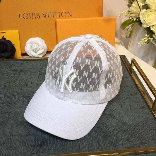 Les casquettes New Era unisexe sont une référence.

 incontournable pour ceux qui recherchent un accessoire à la fois tendance et fonctionnel.

En plus, leur design emblématique, associé à des matériaux de qualité.