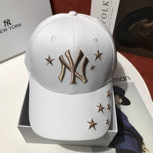 Les casquettes New Era unisexe sont une référence.

 incontournable pour ceux qui recherchent un accessoire à la fois tendance et fonctionnel.

En plus, leur design emblématique, associé à des matériaux de qualité.
